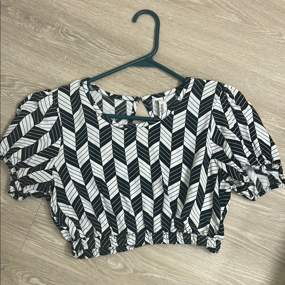 Black and White Crop top